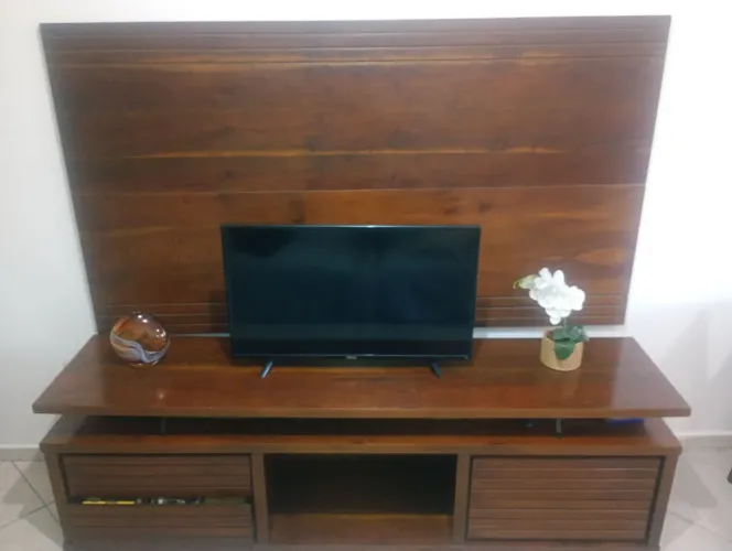 Rack com painel imbuía
