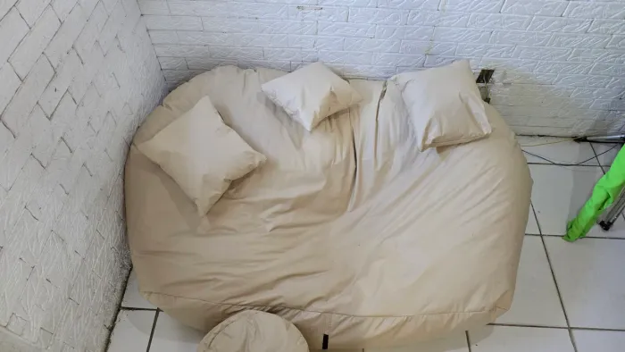 Puff Grande com 03 almofadas + 1 suporte pés