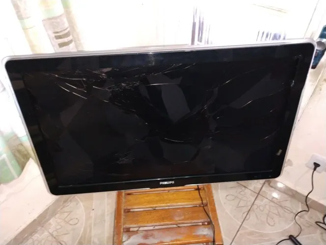TV Philips LCD 42 Polegadas Modelo 42PFL7403/78 Defeito Tela trincada Ligando