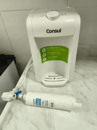 Purificador de água , com um filtro refil.