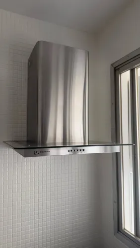Vendo coifa Electrolux de parede, acabamento em aço inox e vidro.