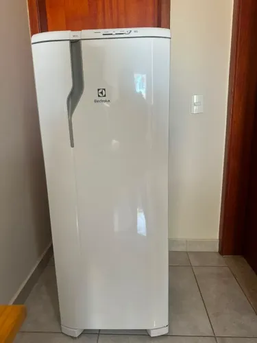 Geladeira Electrolux RE31 240L