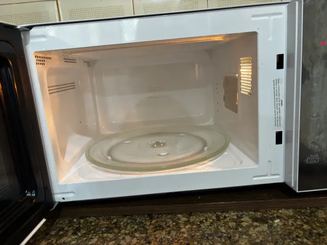 Vendo microondas 33 litros Philco 6 meses de uso ainda com plástico no painel 