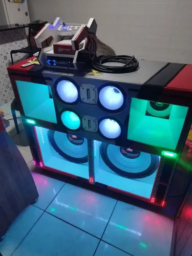 Som completo tocando tudo. Graves 18 médios de 12