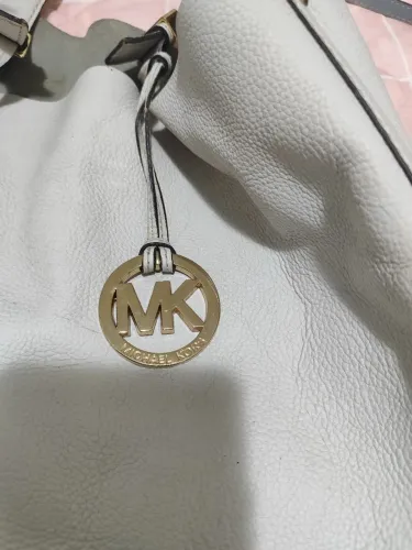 Vendo duas bolsas de marca Michael kroos e Vitor Hugo