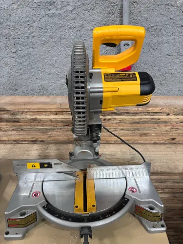 Serra de Meia Esquadria DeWalt DW714.