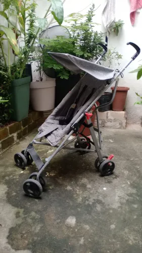 Carrinho de bebê guarda-chuva