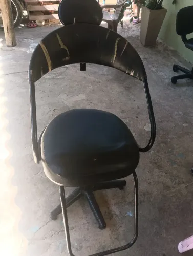 Cadeira pra barba e cabelo com marca de uso mas tá boa 