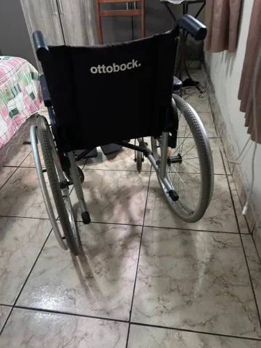 Cadeira de rodas com almofada anatômica