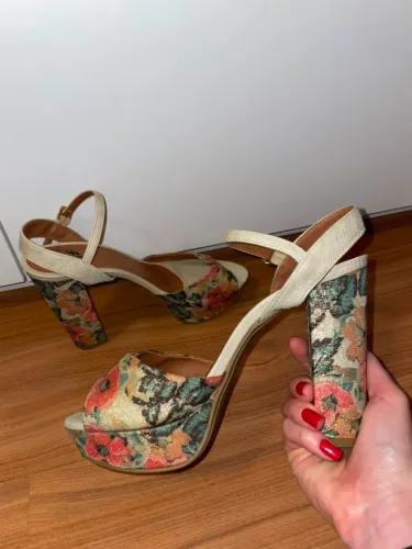 Sandália plataforma floral 37
