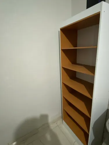 Estante de Livros em Perfeito Estado com 6 prateleiras
