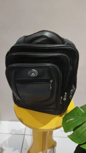 Mochila preta em boas condições