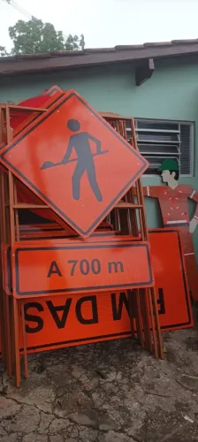 placas e cavaletes para sinalização de obra