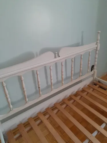 Cama de casal em estilo colonial laqueada.