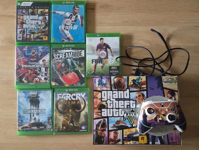 Vendo xbox one s 500 gb com adesivo do GTA v + controle e 7 jogos originais
