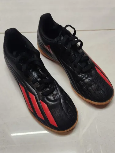 Chuteira vermelho e preto Adidas
