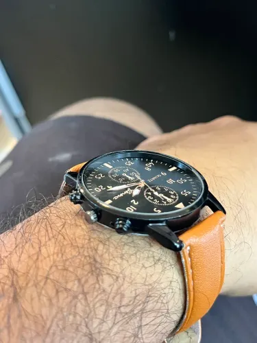 Relógio com pulseira de couro 