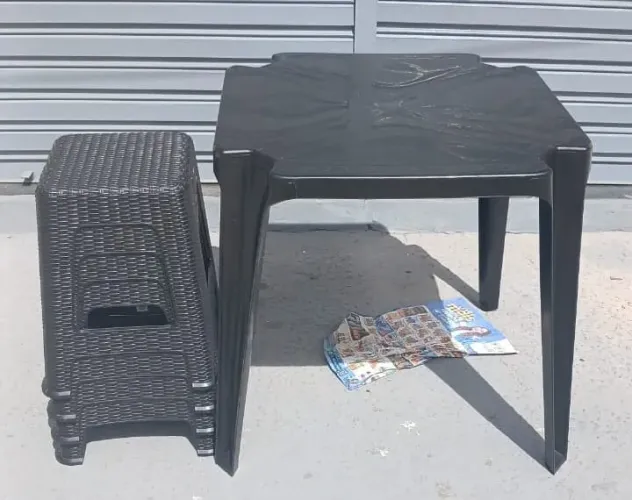 CONJUNTO DE MESA E CADEIRA DE PLÁSTICO