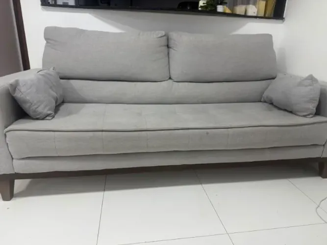 sofá de três lugares de cor cinza