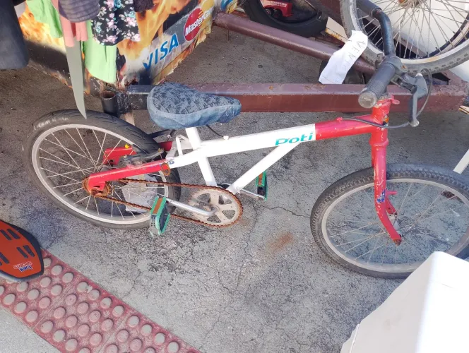 Vende bicicleta pequena poti