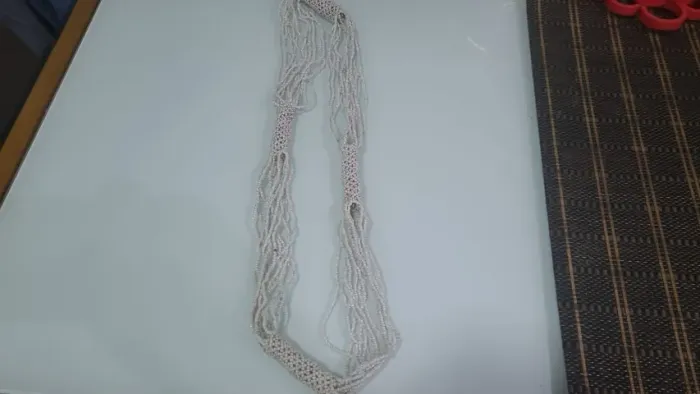 colar artesanal de missanga branca varias tiras