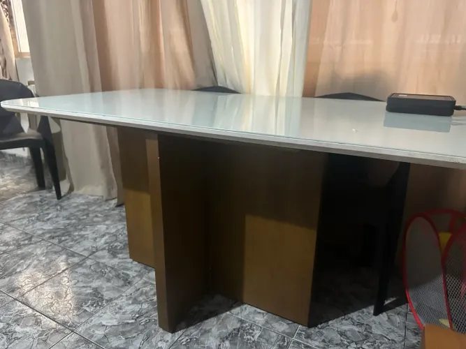 MESA DE 6 cadeiras SEM AS CADEIRAS de MADEIRA E TAMPO DE VIDRO
