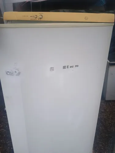 VENDO GELADEIRA FUNCIONANDO OK MARCAS DE USO COMO NAS FOTOS.