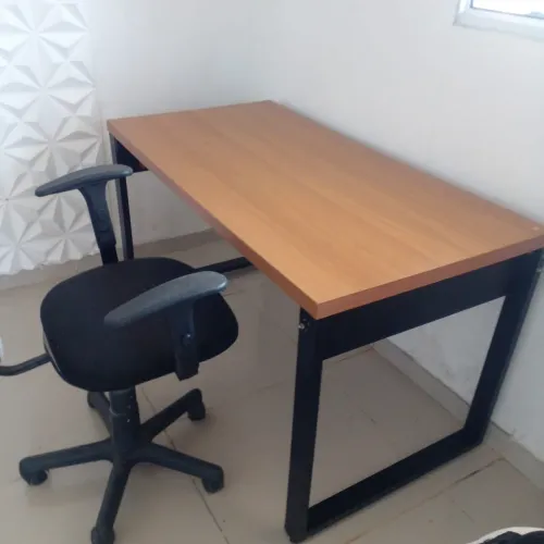 Mesa de escritório com cadeira giratória 