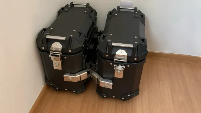 Baú alumínio marca tronos com suporte universal 