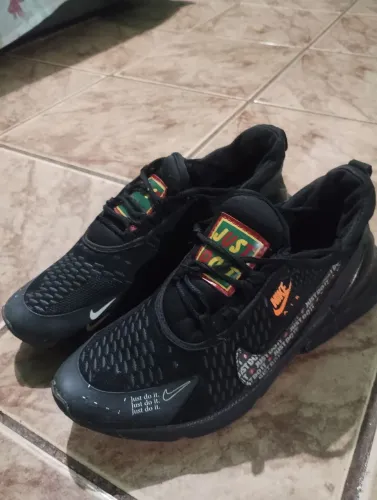 Tenis preto com laranja numero 40 quase nao teve uso .
