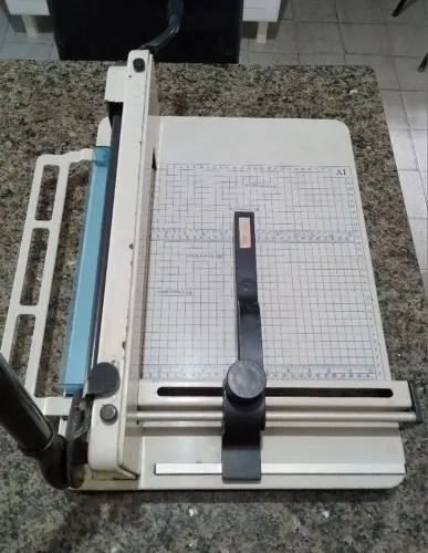 Guilhotina semi-industrial