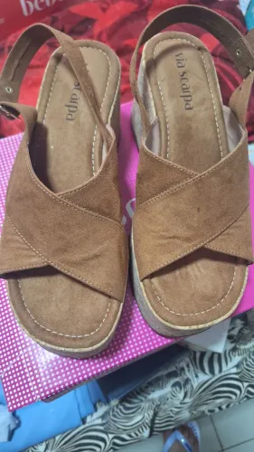 Vendo essas lindas sandálias