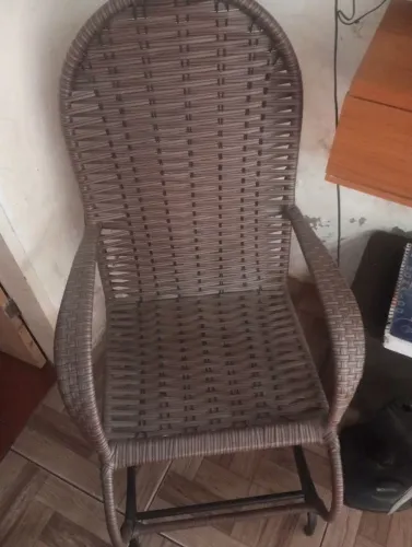 Cadeira de balanço semi nova