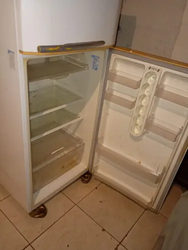 Vende se geladeira Eletrolux com defeito ela não tá gerando direito