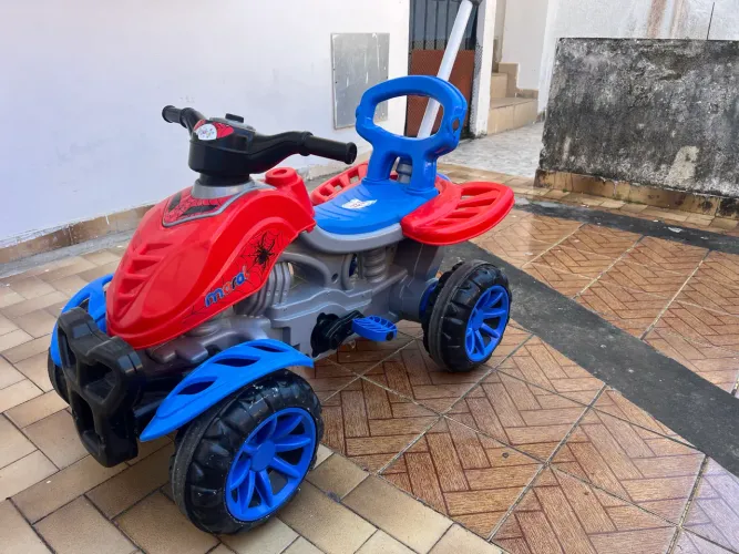 Carro de passeio infantil com empurrador e pedal