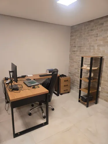 Mesa, gaveteiro e Estante de Escritório