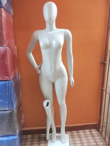 Manequim Feminino Com 3 Braços Cabeça Ovo Branco 