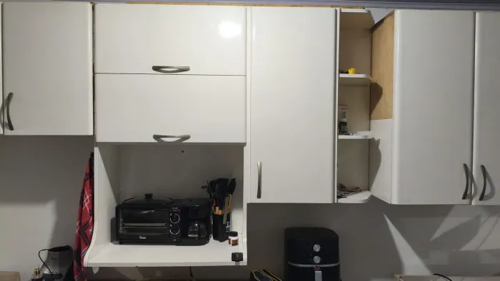 Armário cozinha / 2 portas basculante+ 1 porta lateral + prateleiras
