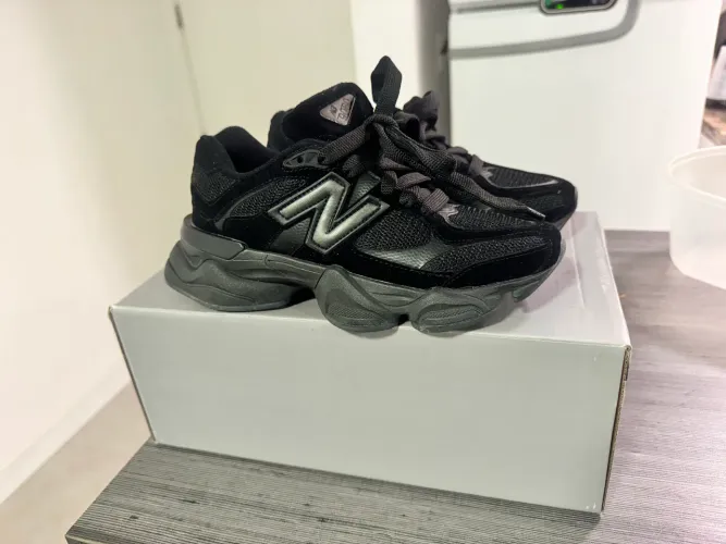 Vendo Tênis New Balance 9060