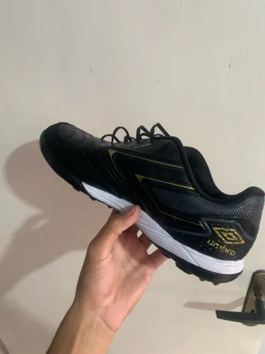 Vendo chuteira umbro de society usada 3 vezes , tamanho 40/41