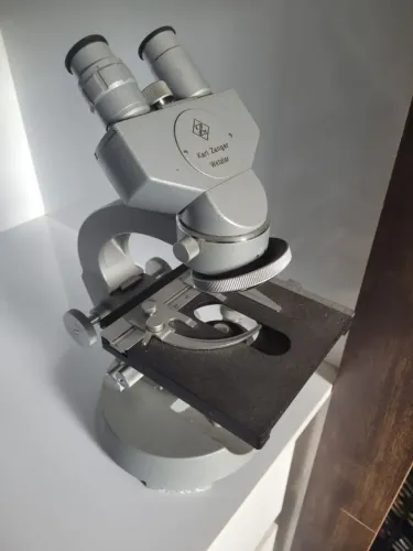 Microscópio Karl Zanger + lâmioteca + caixa de lentes
