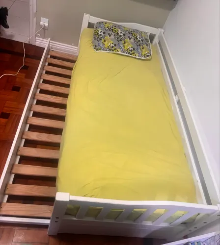 Cama MDF branca de solteiro com bicama e colchão