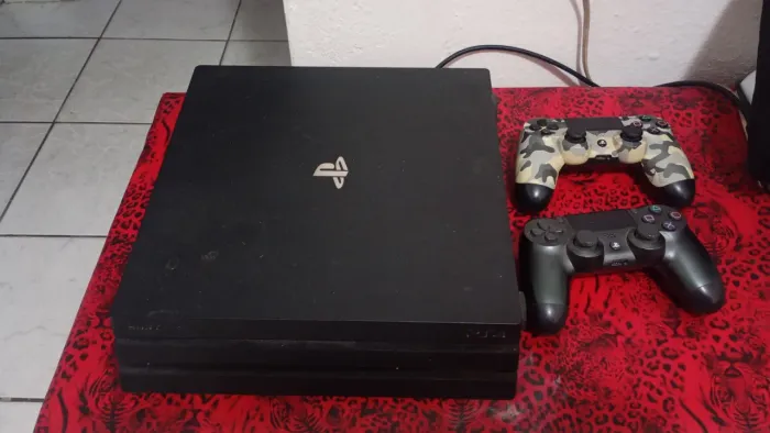 PS 4 com dois controles e jogos