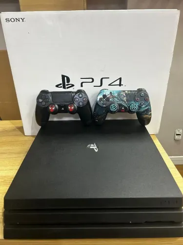 PS4 Pro + 2 Controles