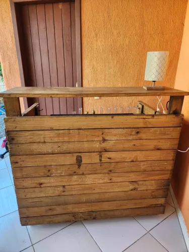 Balcao de madeira (bar)