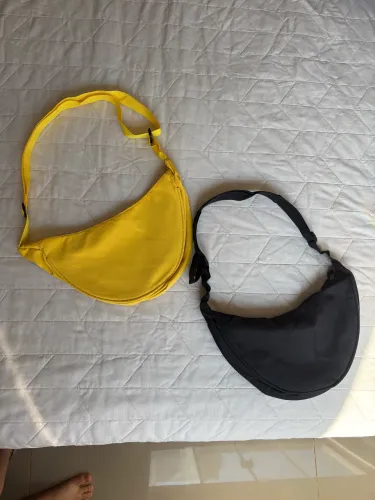 Bolsa transversal meia lua - preta/ amarela