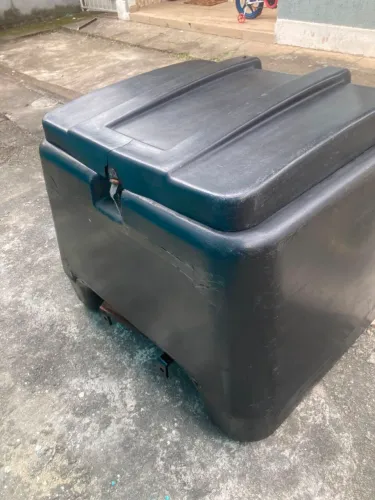 Baú 90L com ferragem universal <br><br>sem remendo, modelo antigo (plástico resistente)
