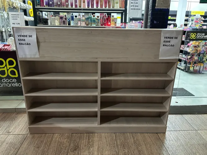 Balcão caixa à venda! Ótimo estado, ideal para lojas e comércios.
