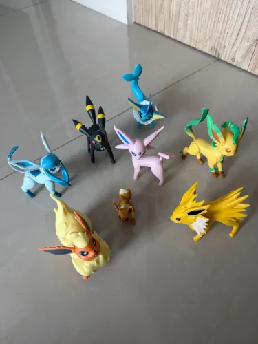 Coleção com 8 bonecos Pokémon: evoluções do Eevee