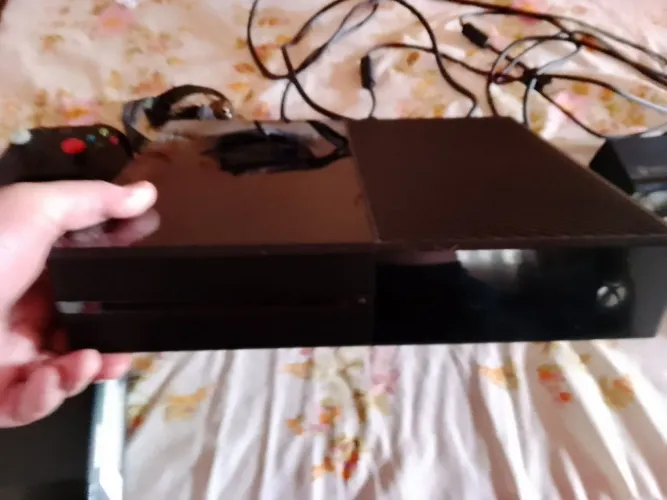 Vendo Xbox one em perfeito  estado com 1 controle original e  um kitnet  1000.00 reais 